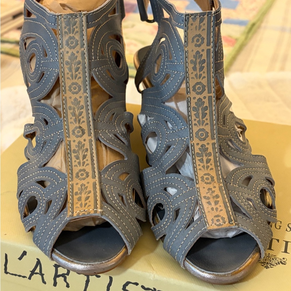 L'ATISTE Women's Gray Cutout Sandals